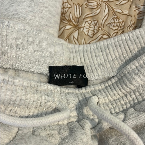 White Fox Boutique Essentials Club Set Crewneck & Sweatpants Grey Marle Pink - Picture 13 of 17